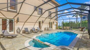 Een buitenzwembad en een verwarmd zwembad