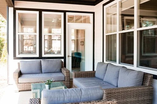 Stunning Modern Family Comfort Cottage Steps Away from Beach