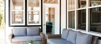 Stunning Modern Family Comfort Cottage Steps Away from Beach