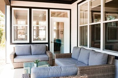 Stunning Modern Family Comfort Cottage Steps Away from Beach