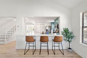 Fridge, microwave, oven, stovetop - Cozy Home Near Seawall with Private Pool (Galveston)