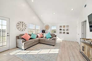 Smart TV, video games, foosball, books - Cozy Home Near Seawall with Private Pool (Galveston)