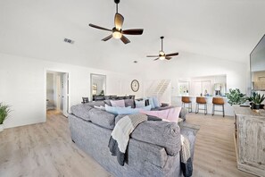 Smart TV, video games, foosball, books - Cozy Home Near Seawall with Private Pool (Galveston)