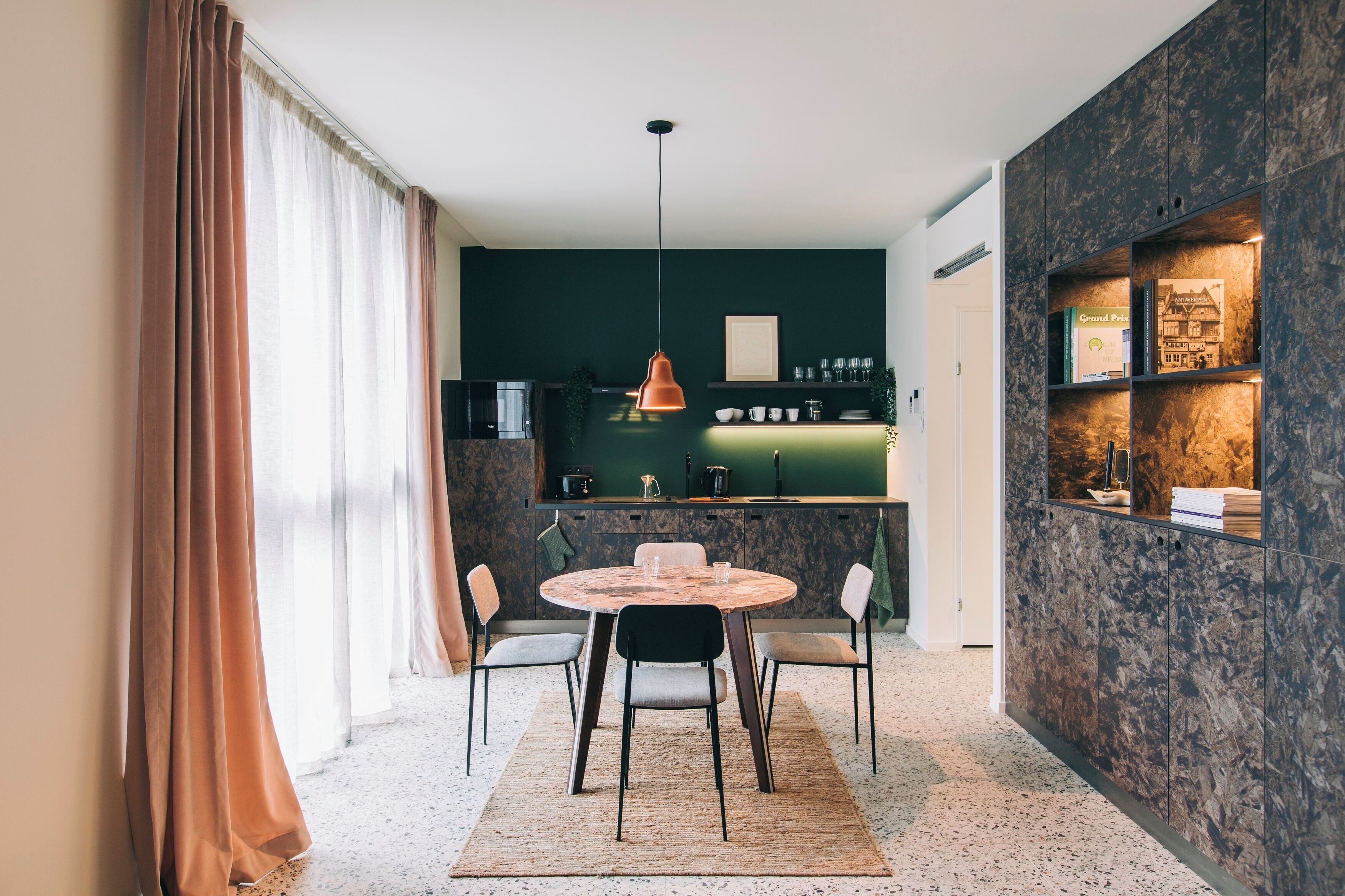 Yust a Suite | Área de sala de estar | Televisión de pantalla plana de 43 pulgadas con canales vía satélite 