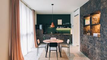 Yust a Suite | Área de sala de estar | Televisión de pantalla plana de 43 pulgadas con canales vía satélite