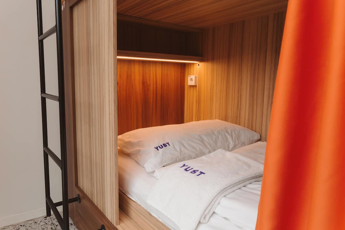 Sistema de insonorización, tabla de planchar con plancha, wifi gratis