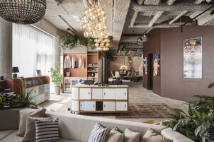 Área de estar no saguão