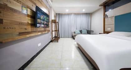 Haoshang S Hotel (Hongcheng Lake Longhu Paradise Walk)