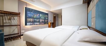 Haoshang S Hotel (Hongcheng Lake Longhu Paradise Walk)