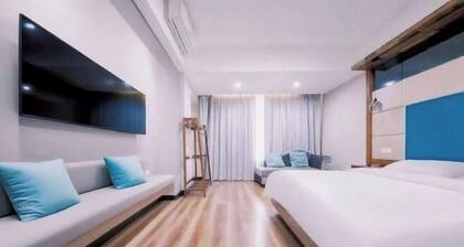 Haoshang S Hotel (Hongcheng Lake Longhu Paradise Walk)