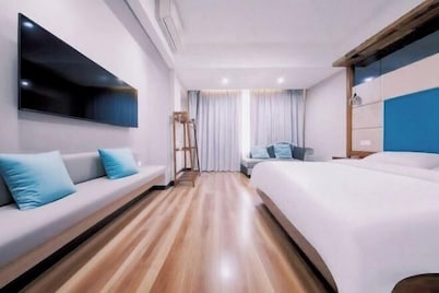 Haoshang S Hotel (Hongcheng Lake Longhu Paradise Walk)