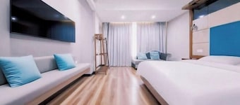 Haoshang S Hotel (Hongcheng Lake Longhu Paradise Walk)