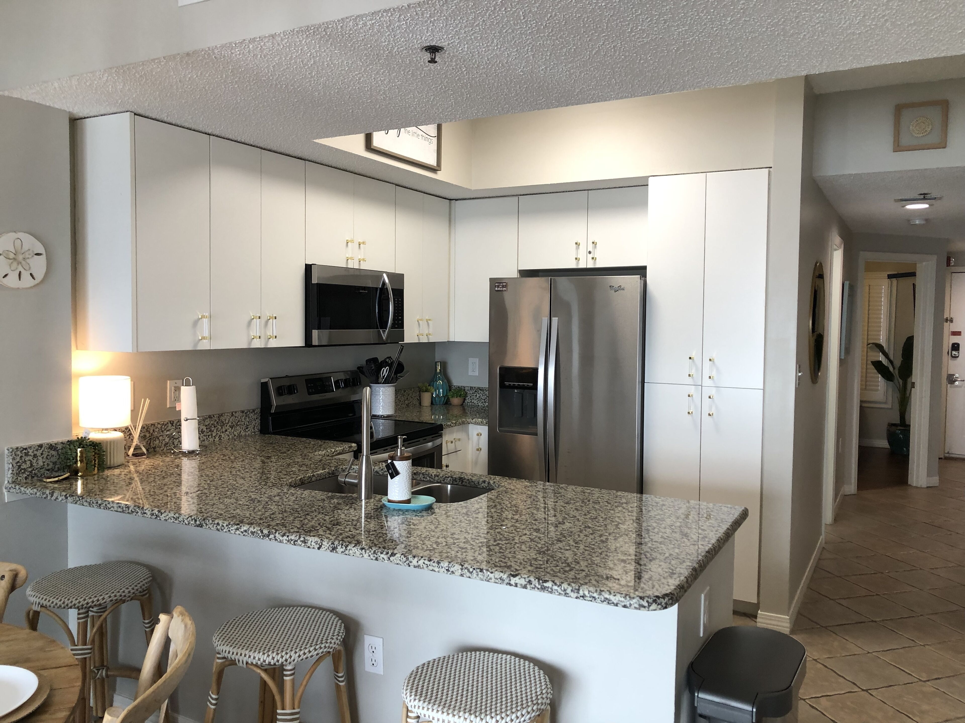 冷蔵庫、電子レンジ、オーブン、コンロ