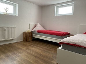 1 Schlafzimmer, Reisekinderbett, kostenloses WLAN, Bettwäsche