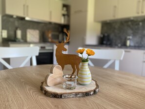 Kühlschrank, Mikrowelle, Herdplatte, Geschirrspüler