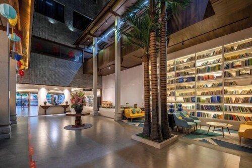 Maoming Nanyue Impression Hotel (1959 Wenchuang Street High Speed Railway Station)