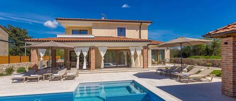 Et oppvarmet basseng