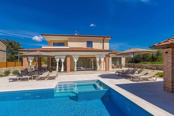A heated pool - Villa QUERCUS with heated pool (KRK)