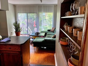 Smart TV, fireplace - Family-friendly 3BR residential oasis in the heart of Toronto (Toronto)