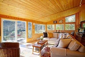 Smart TV y chimenea 