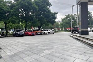 Free self parking - Jiajie Boutique Hotel (Qiongzhong Bus Terminal) (Qiongzhong)