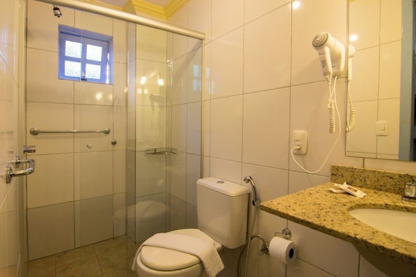 Standard-Dreibettzimmer | Badezimmer