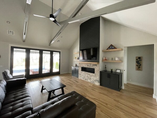 Smart TV, fireplace, DVD player, stereo