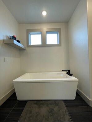 Combined shower/tub, towels, soap, shampoo - 7 miles from Southern Hills, heated pool/spa, gated and spacious (Bixby)
