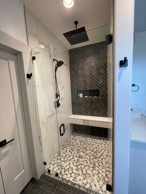 Combined shower/tub, towels, soap, shampoo - 7 miles from Southern Hills, heated pool/spa, gated and spacious (Bixby)