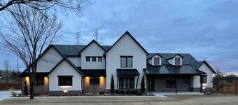 7 miles from Southern Hills, heated pool/spa, gated and spacious