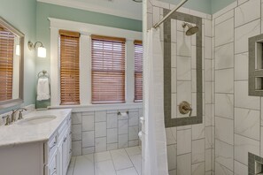Combined shower/tub, hair dryer, towels