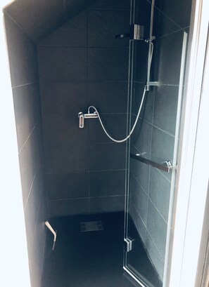 Douche, sèche-cheveux, serviettes fournies, savon