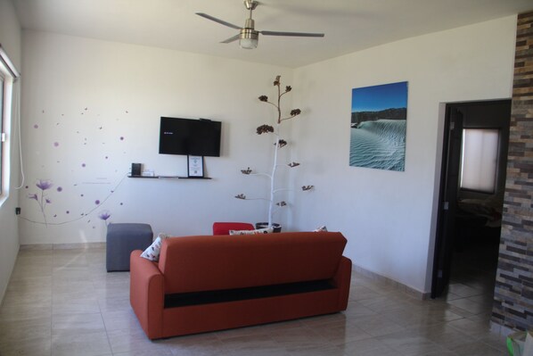 Habitación familiar | Sala de estar | Televisión de pantalla plana, chimenea y películas con cargo 