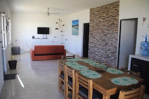 Family Room | Private kitchen | Full-size fridge, microwave, oven, stovetop