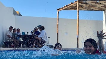 Habitación familiar | Zona de estar | Una televisión de pantalla plana, una chimenea, películas de pago