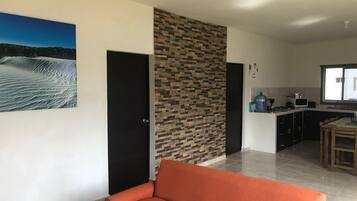 Refrigerador con congelador, microondas, tostadora y licuadora