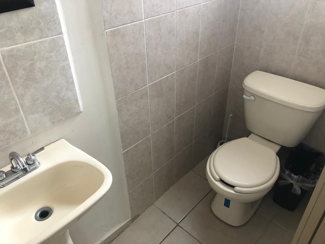 Um banheiro com pia e vaso sanitário.