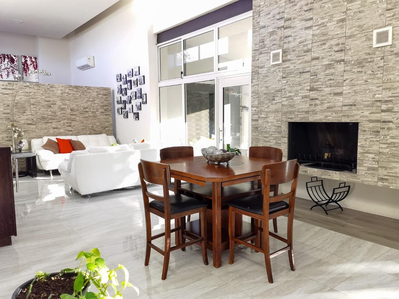 Family Villa | Área de sala de estar | Televisión de pantalla plana, chimenea y películas con cargo 