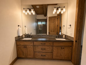 Combined shower/bathtub, hair dryer, towels, soap - Lux house near Mt St Helens, Eagle Cliff, Ape Caves and Swift Reservoir (Cougar)