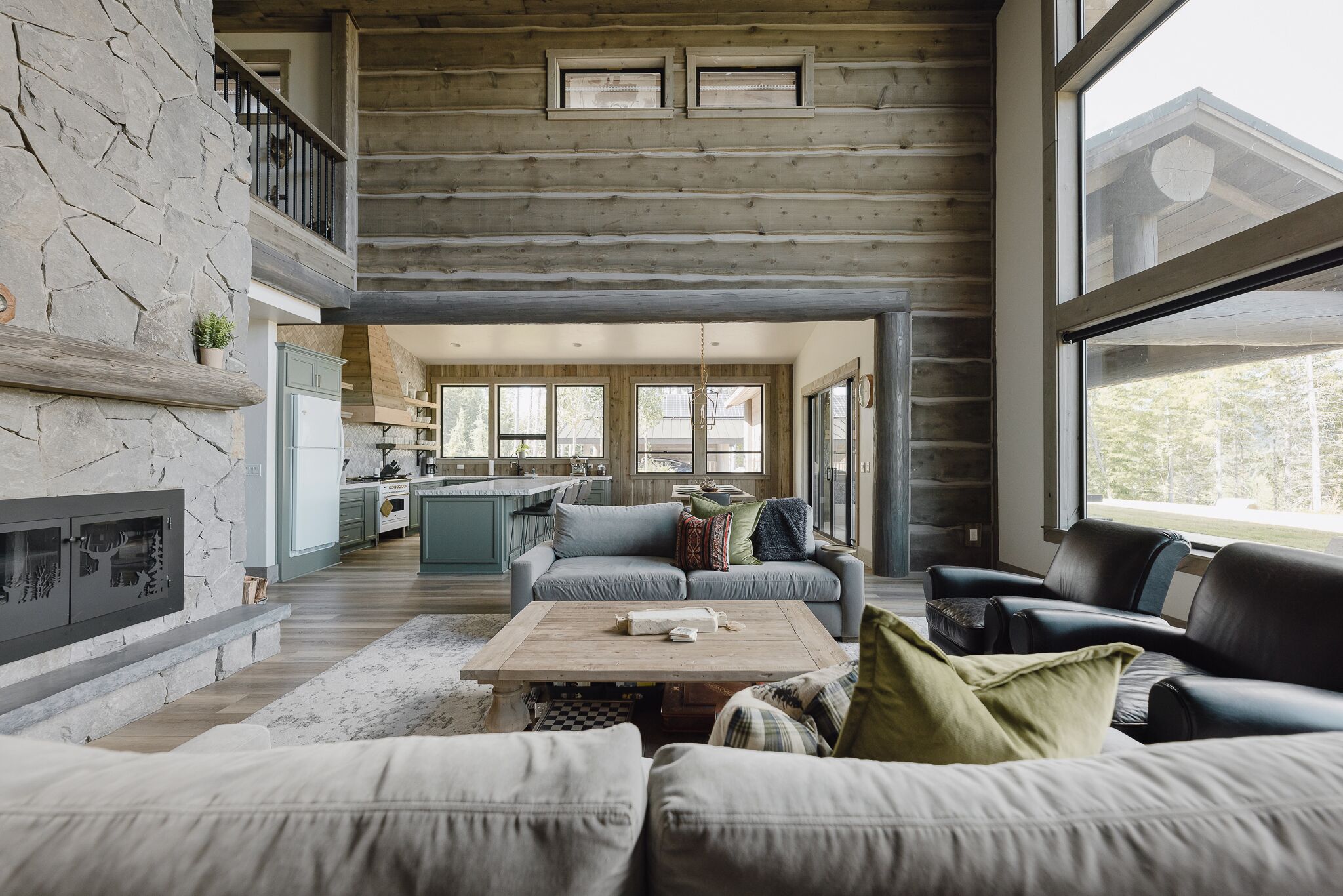 Cabin with Hot tub near Mt St Helens, Ape Caves and Swift Reservoir 