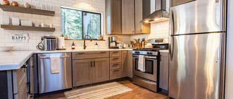 冷蔵庫、電子レンジ、オーブン、コンロ