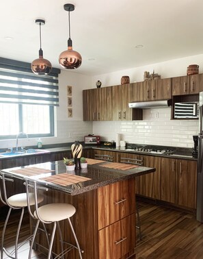 Frigorífic, microones, forn i placa de cuina 