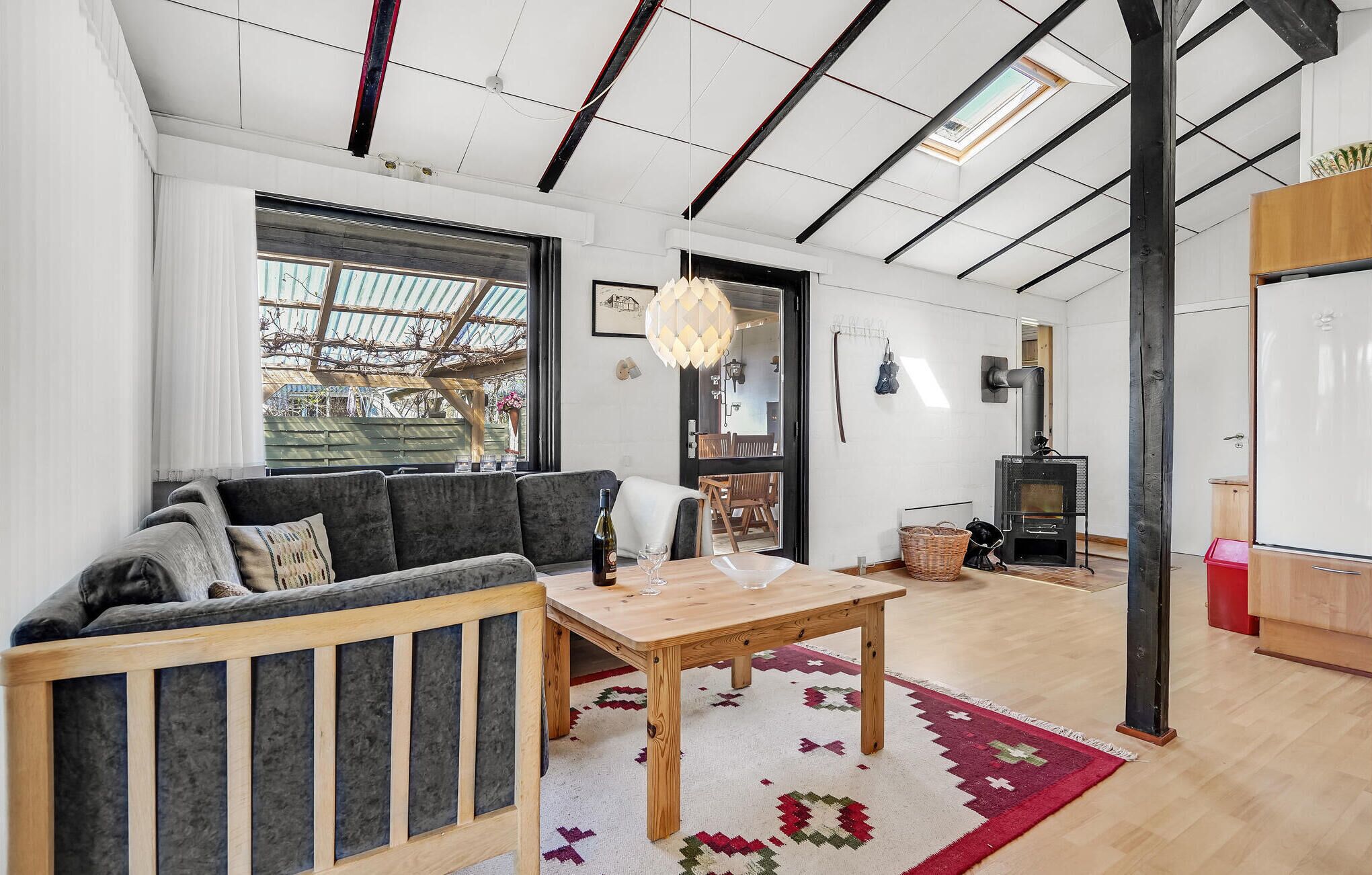 Een moderne woonkamer met een bank, een houten salontafel en een open haard.