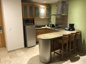 Een koelkast, een magnetron, een koffiezetapparaat/waterkoker