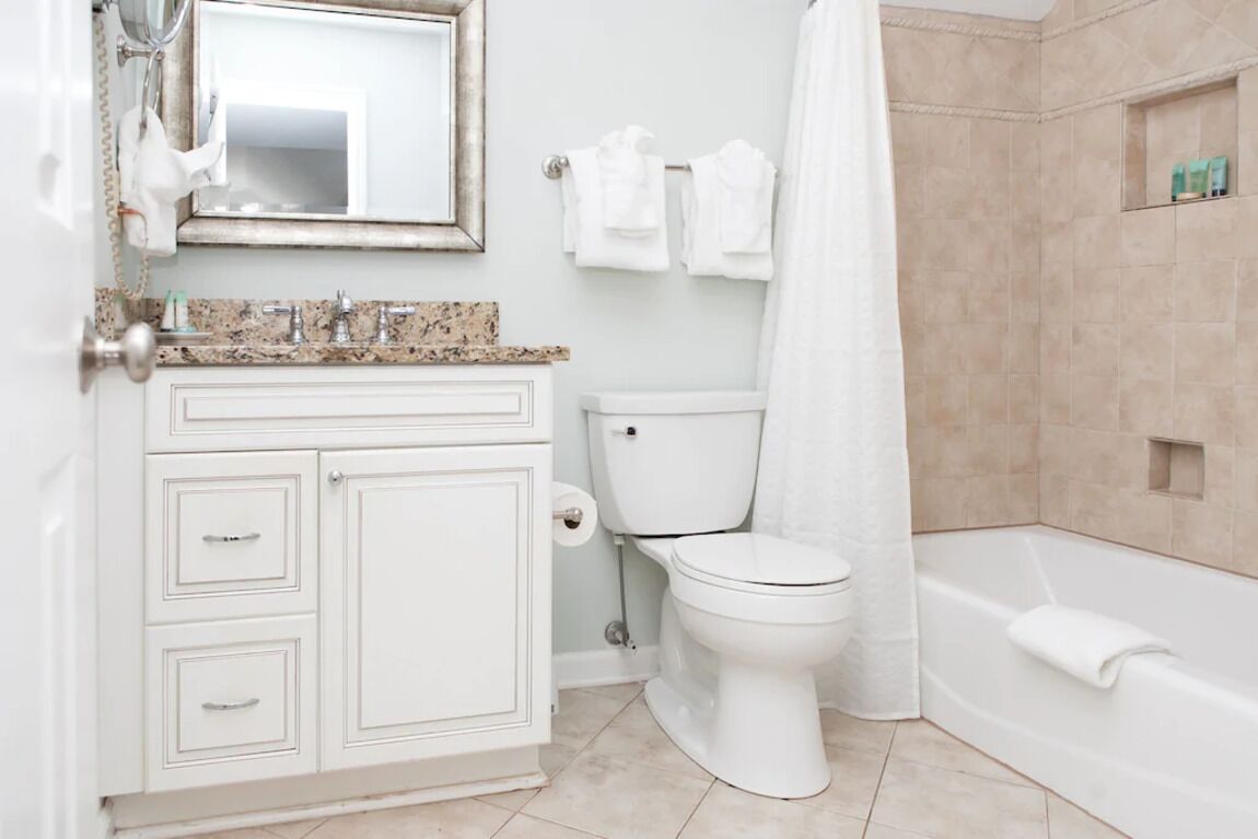 Sunroom with lagoon views to enjoy nature! Discounts for long, off-season stays!