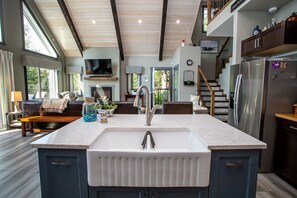 Fridge, microwave, oven, stovetop - Cozy Lakefront! Lac La Nonne, Alberta (Barrhead County No.11)