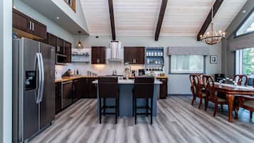 Geladeira, micro-ondas, fogão, cooktop