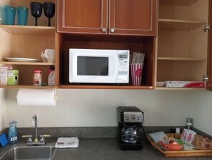 Frigorifero, microonde, pentole/stoviglie/utensili