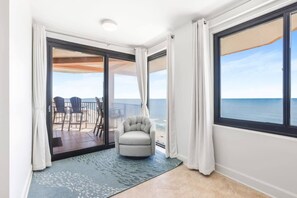 Smart TV, DVD player, books, offices - Gulf-Front Luxury Condo (Orange Beach)