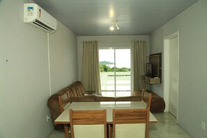 Family Apartment | Living area | 43-inch flat-screen TV with satellite channels, TV, Netflix - Valentina 24 horas (Florianópolis)